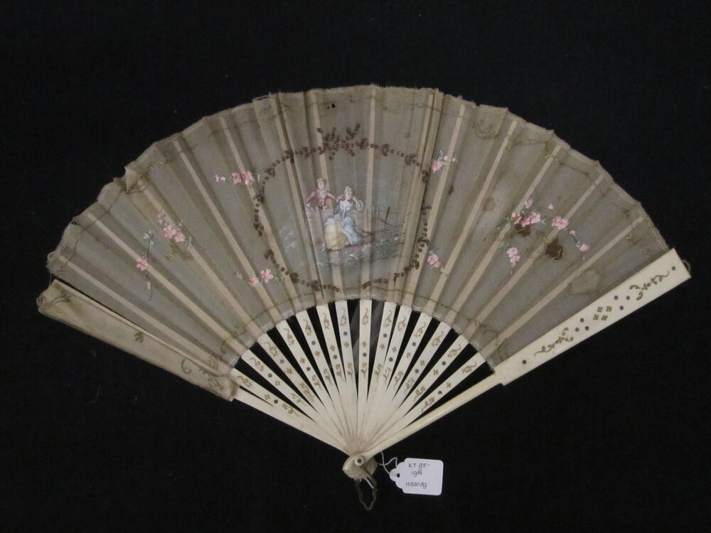Vouwwaaier, montuur van been met piqués en goudkleurige ornamenten, blad van crèmekleurig gaas…