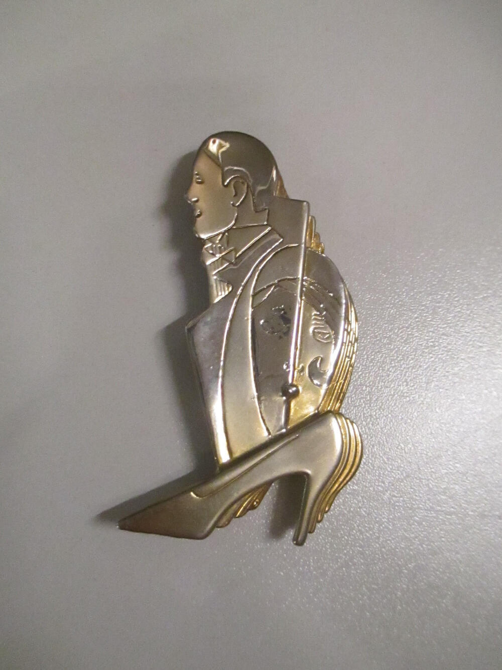 Broche van goud- en zilverkleurig metaal, in de vorm van gestileerd mannenbuste, vrouwenhoofd en…