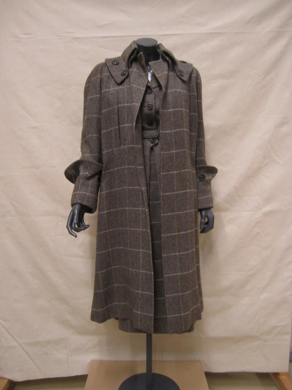 Tweedelig ensemble van blauwgroene tweed met ingeweven roze-witte ruit, bestaande uit losvallende…