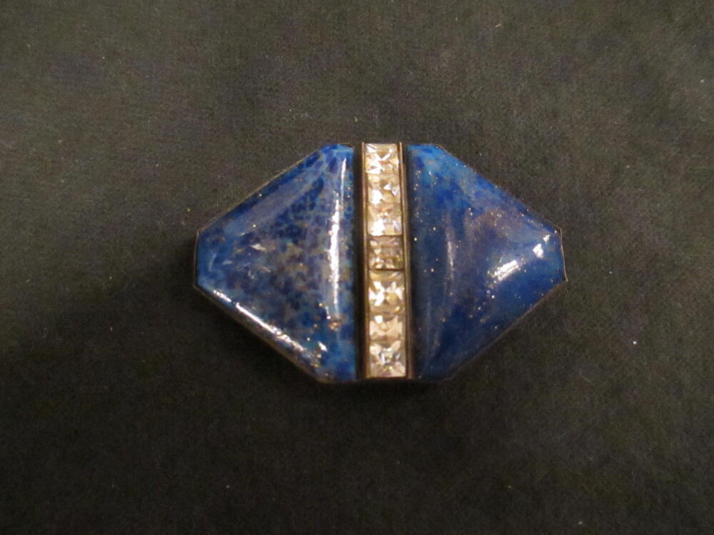 Ceintuurgesp, zeshoekige metalen zetting waarin blauw glas met blauwe vlekjes en glitters,…