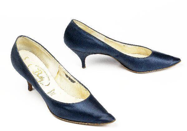 Een paar vrouwenschoenen