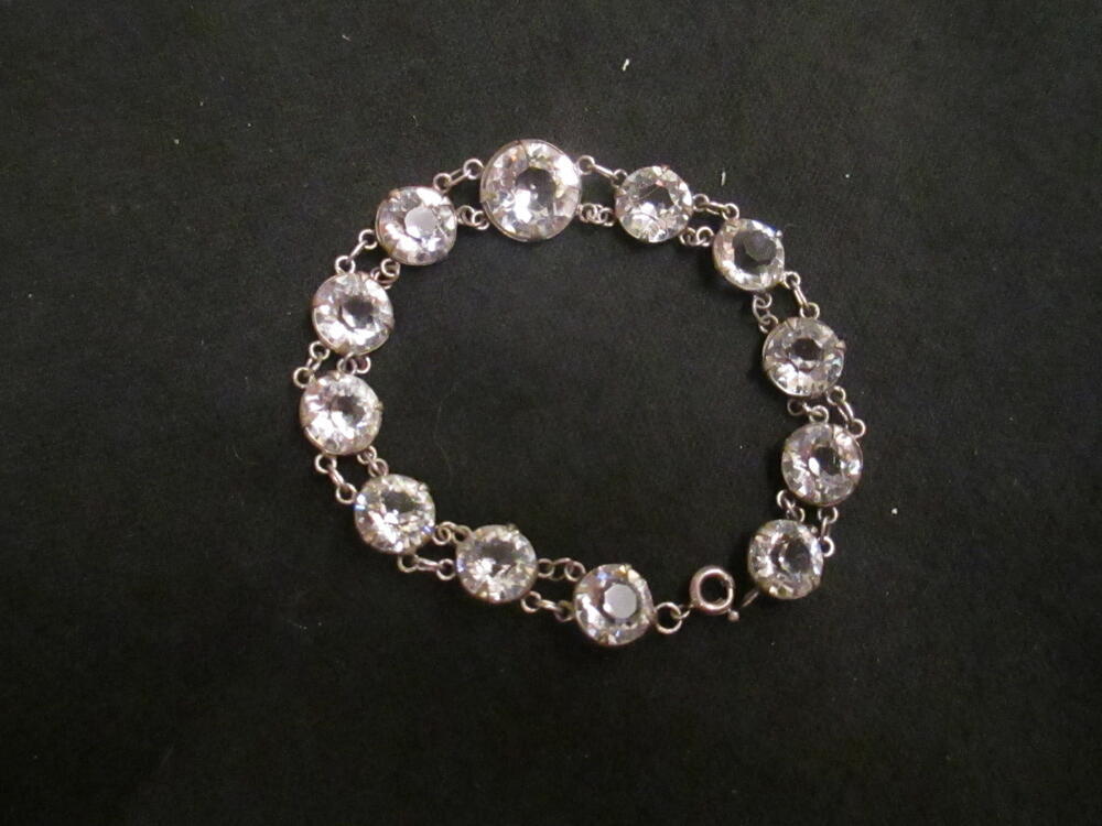 Rivière-armband, ronde witte pastestenen in open zetting van verzinkt of vertind metaal