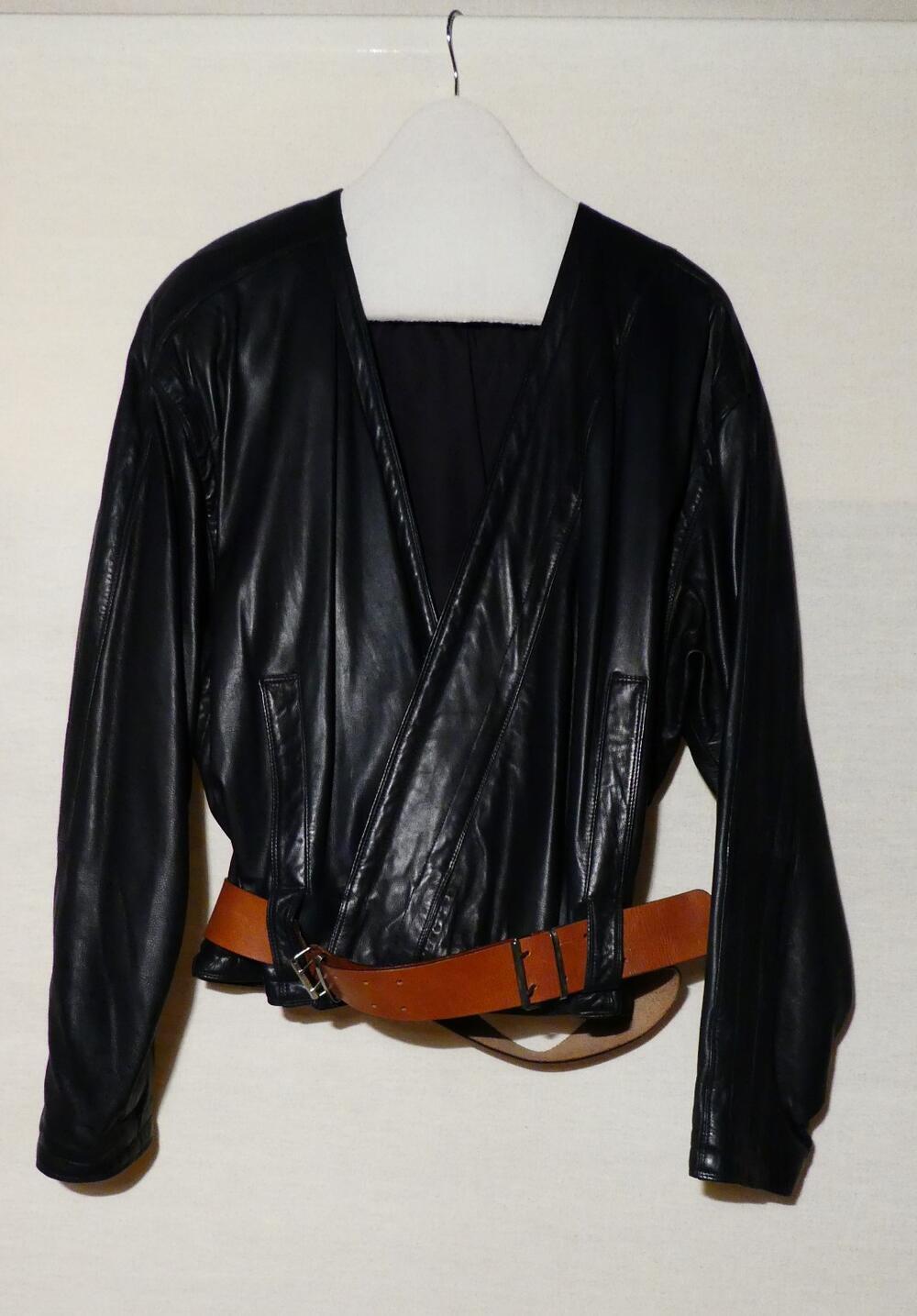 1) Jack (man) van zwart leer en 2) riem (man) van bruin materiaal, behorende tot ensemble