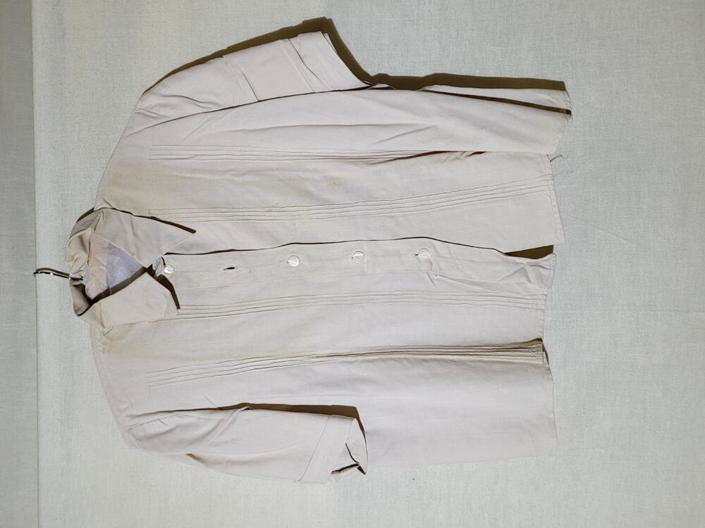 Blouse van lichtroze katoen, verticale oprijgjes over de voorpanden
