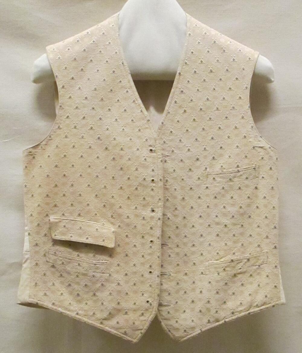 Vest (man) van crèmekleurige zijde en katoen met ingeweven blauw motief. Achterpand en voering van…