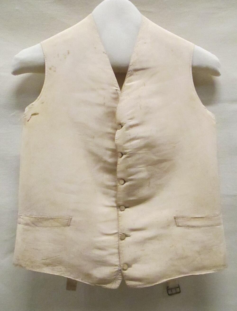 Vest (man) van crèmekleurige zijde, achterpand en voering voorpand van crèmekleurige zijde