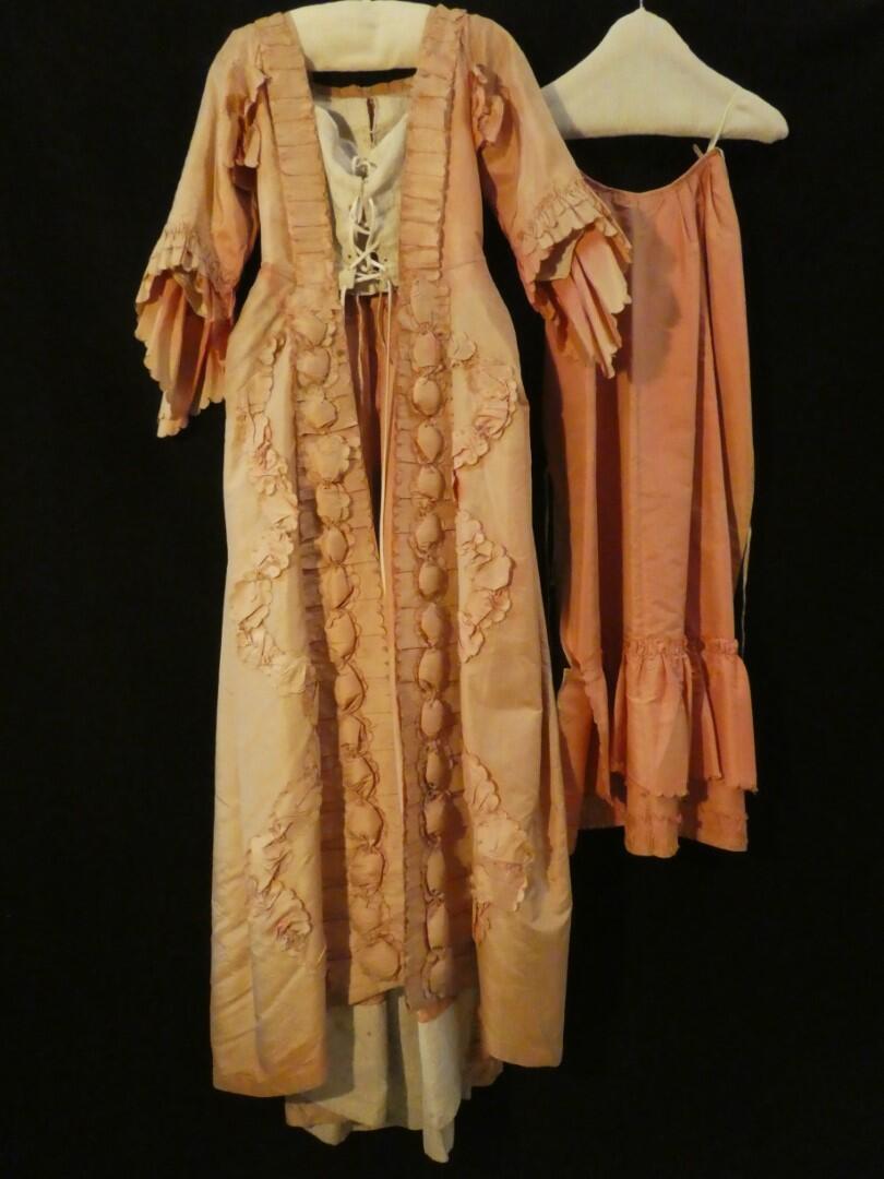 Robe à la française, bestaande uit overkleed en tablier van roze zijde