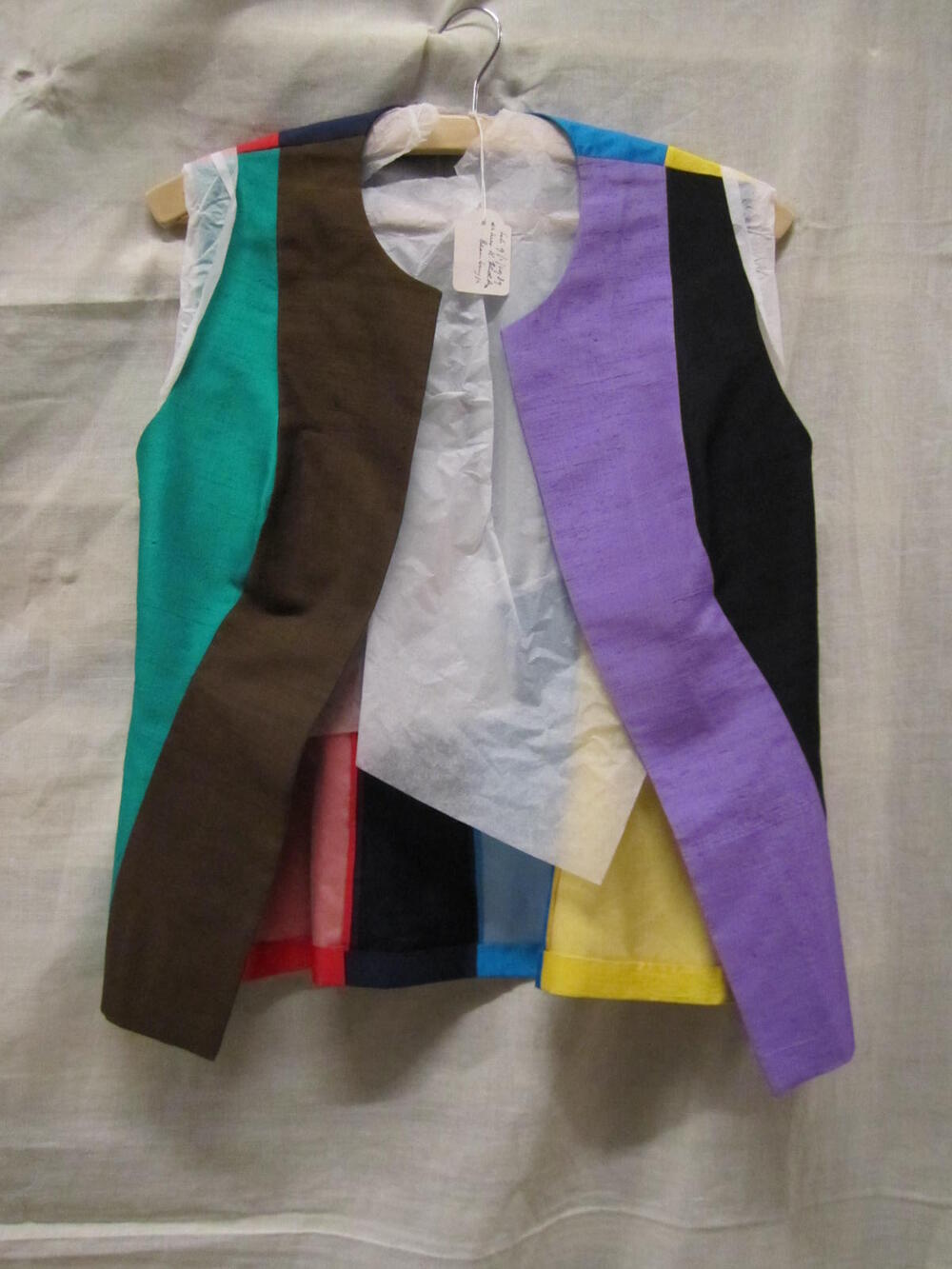 Vest, giletmodel van diverse kleuren zijde in verticale banen, onderdeel van ensemble