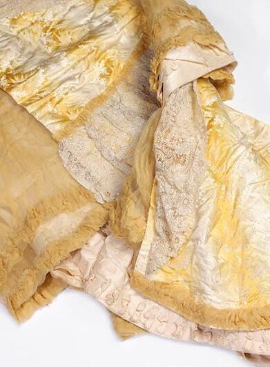 Japonrok van gebrocheerde zijde in meerdere tinten geel, deels met rokbanen van gele organza met…