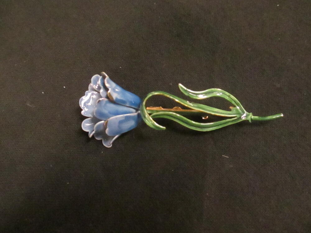 Broche van geëmailleerd metaal in de vorm van grasklokje, korenbloemblauwe bloem, groene steel en…