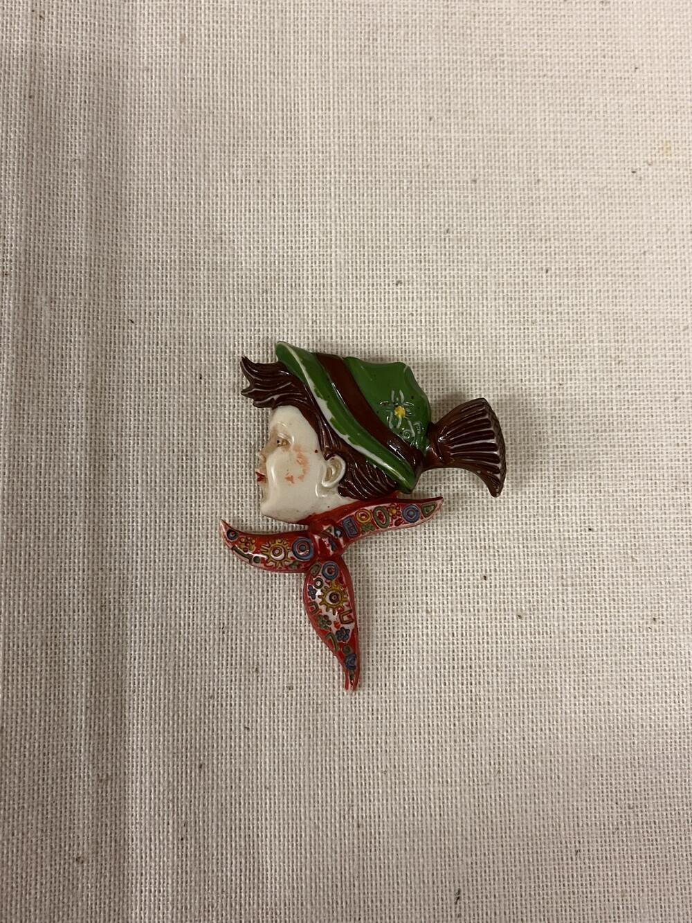 Broche, kinderhoofdje met hoedje en sjaal, in origineel doosje
