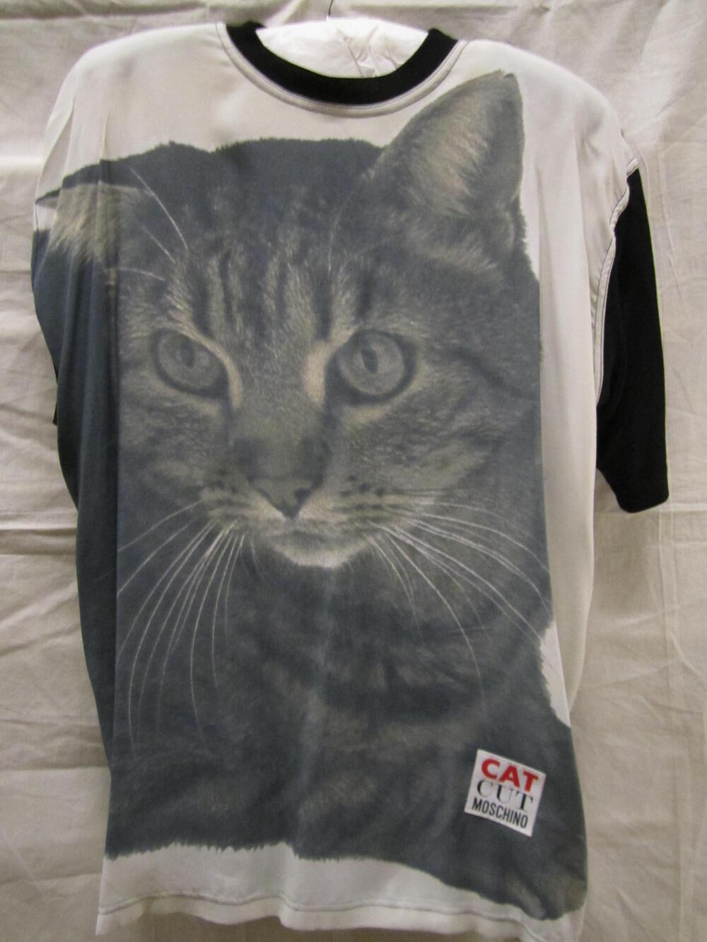 T-shirt van witte en zwarte kunststof tricot met op de voorkant een print voorstellende een grote…