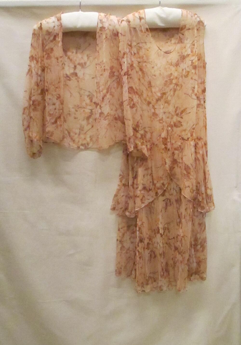 Avondjurk met jasje van zalmkleurige crêpe georgette (rayon) bedrukt met witte, bruine en oranje…