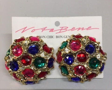 Paar oorclips.  Plastic in goudkleurig met plastic stenen in roze, rood, blauw en groen. Rond