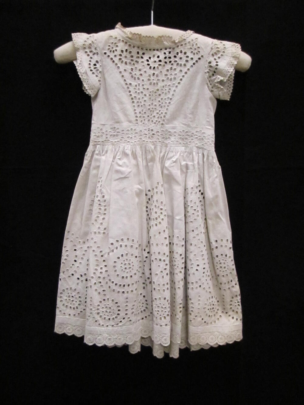 Jurk (kind) van wit katoen met broderie anglaise