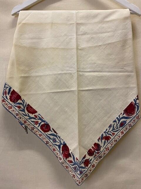 Halsdoek, wit linnen, met rand van Indische sits
