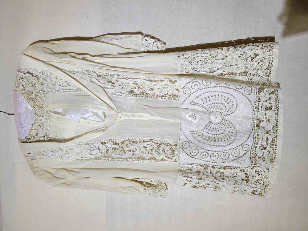 Blouse, kazakmodel met aangenaaid ceintuur, wit katoenbatist met ingezet wit naaldkant