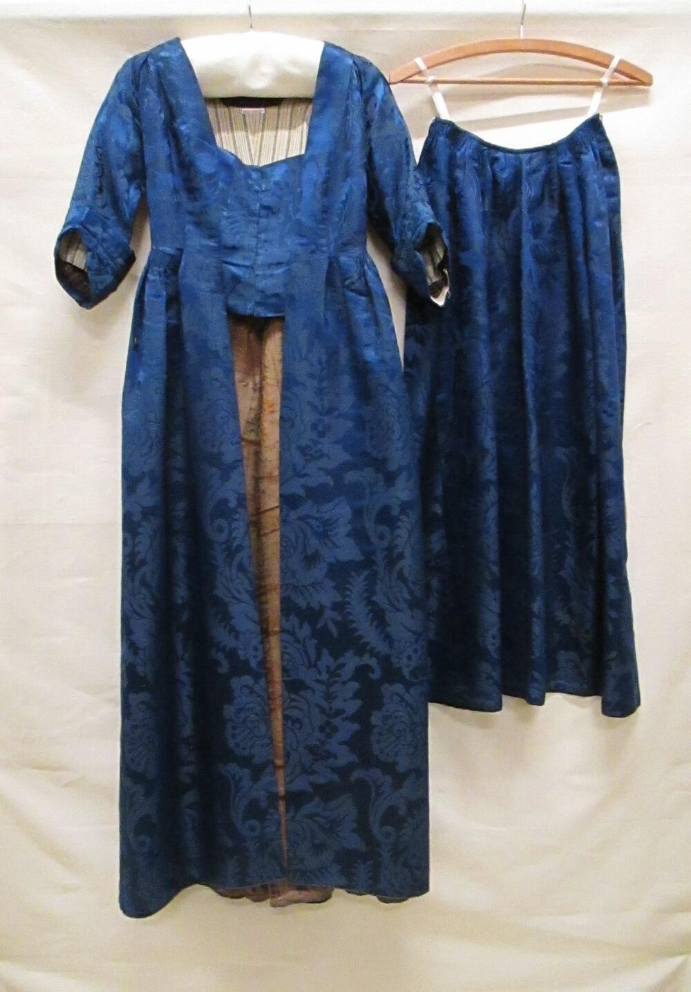 Robe à l'anglaise, bestaande uit overkleed en tablier van donkerblauw zijden damast