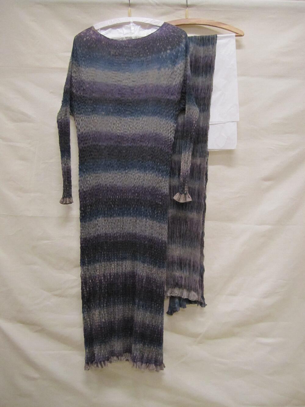 Jurk van handgeschilderde zijde met stiksel van horizontale strepen in violet/blauw met…