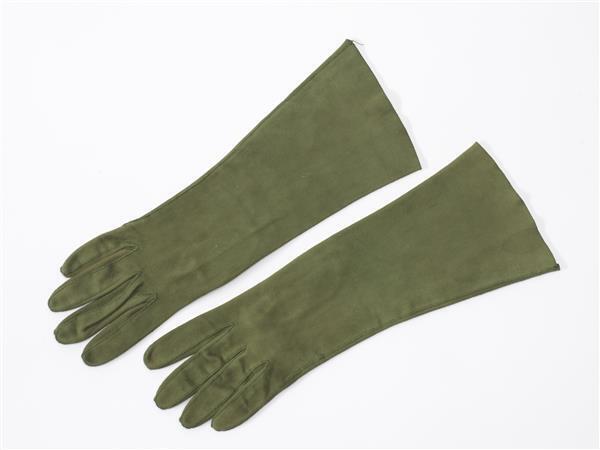 Een paar vrouwenhandschoenen