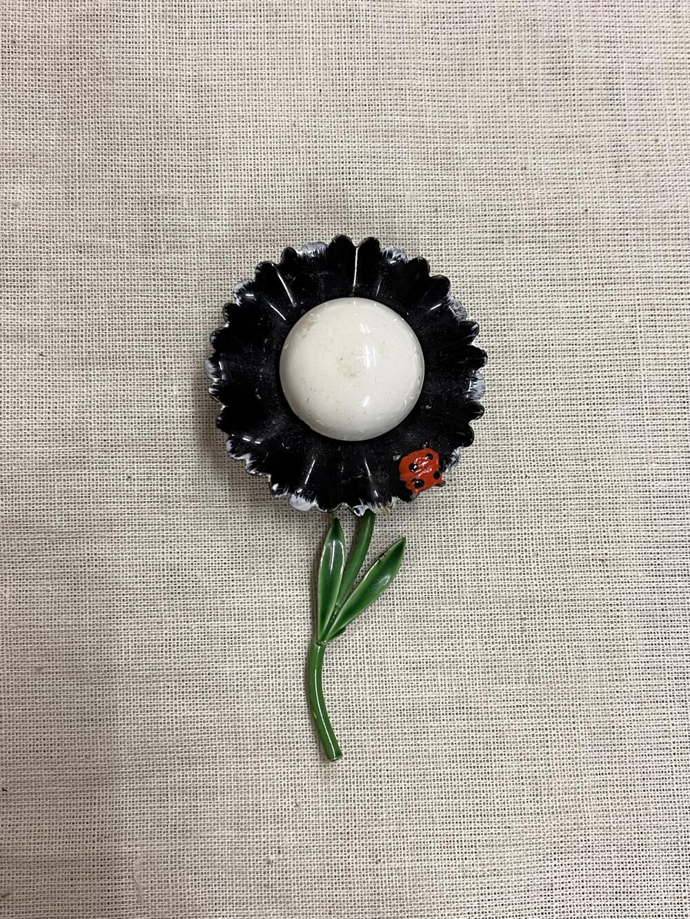 Broche, bloem met lieveheersbeestje