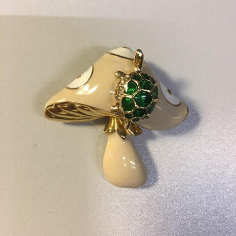 Broche in de vorm van paddestoel, goudkleurig metaal met beige en wit emaille, afneembare schildpad…