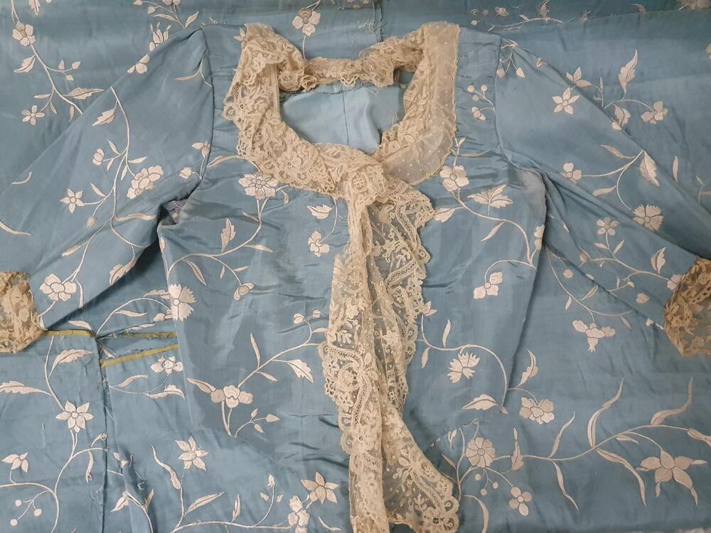 Verknipt overkleed van verkleedjapon voorstellende een robe à la française, blauwe zijde met wit…