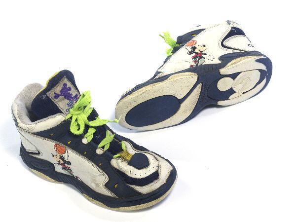 1 paar basketbalschoenen (jongen) wit/donkerblauw met afbeelding van Mickey Mouse. Felgroene veters