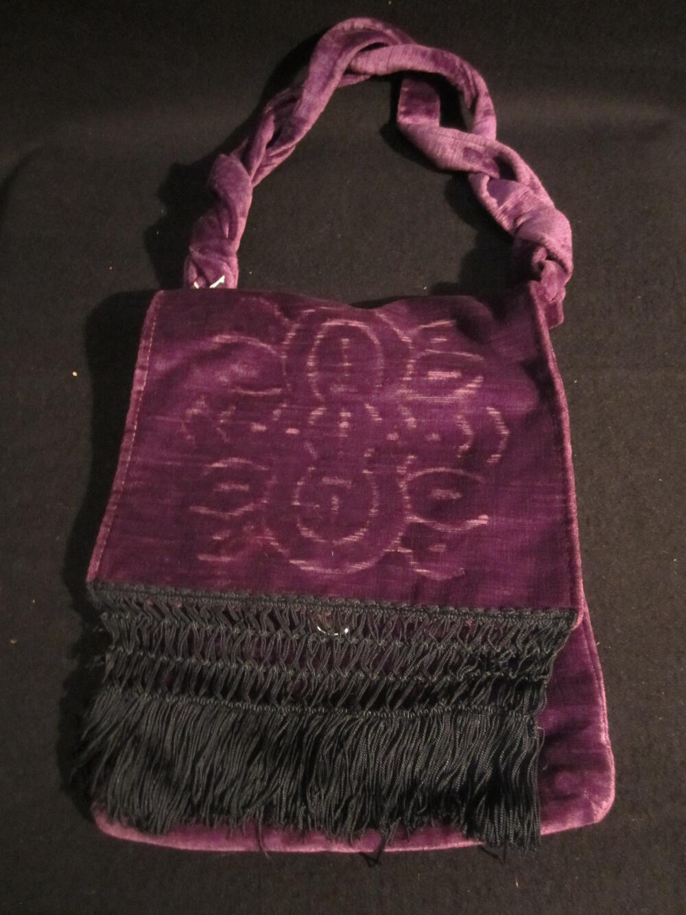 Tas, model buideltas, met draaghengsel, donkerpaars velours, met zwarte franje