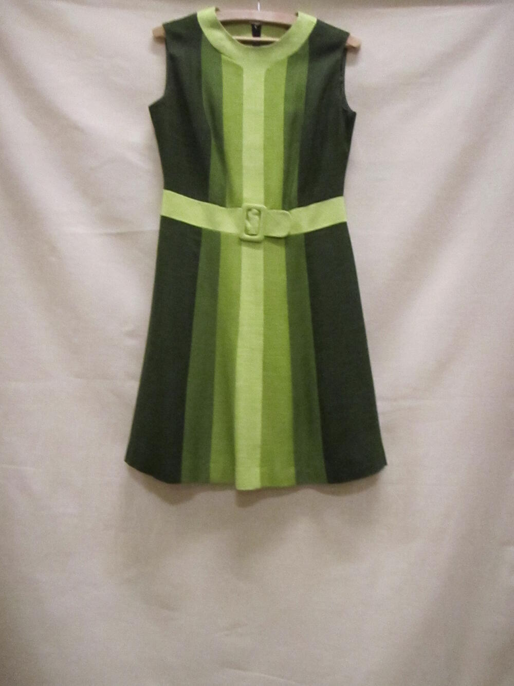 Mini-jurk van fibranne (kunstzijde) in 3 kleuren groen. Mouwloos model met ronde hals en wijd…