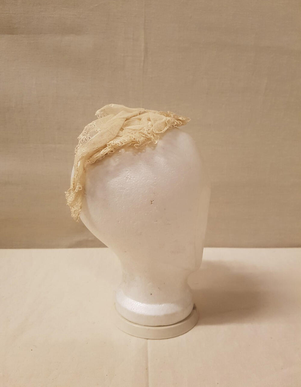 Coiffure / Kap van ruches geborduurde witte tule