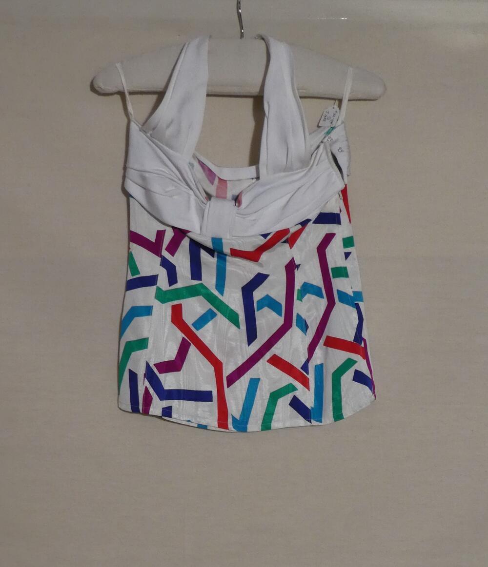 Haltertop van kunstzijde, wit fond met motieven in rood, groen, blauw, turquoise en paars,…