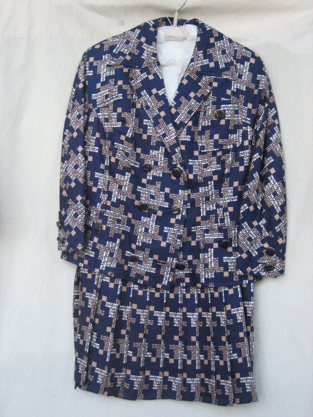 Ensemble van donkerblauwe zijde bedrukt met fantasiemotief van blokjes en steken in beige en wit,…