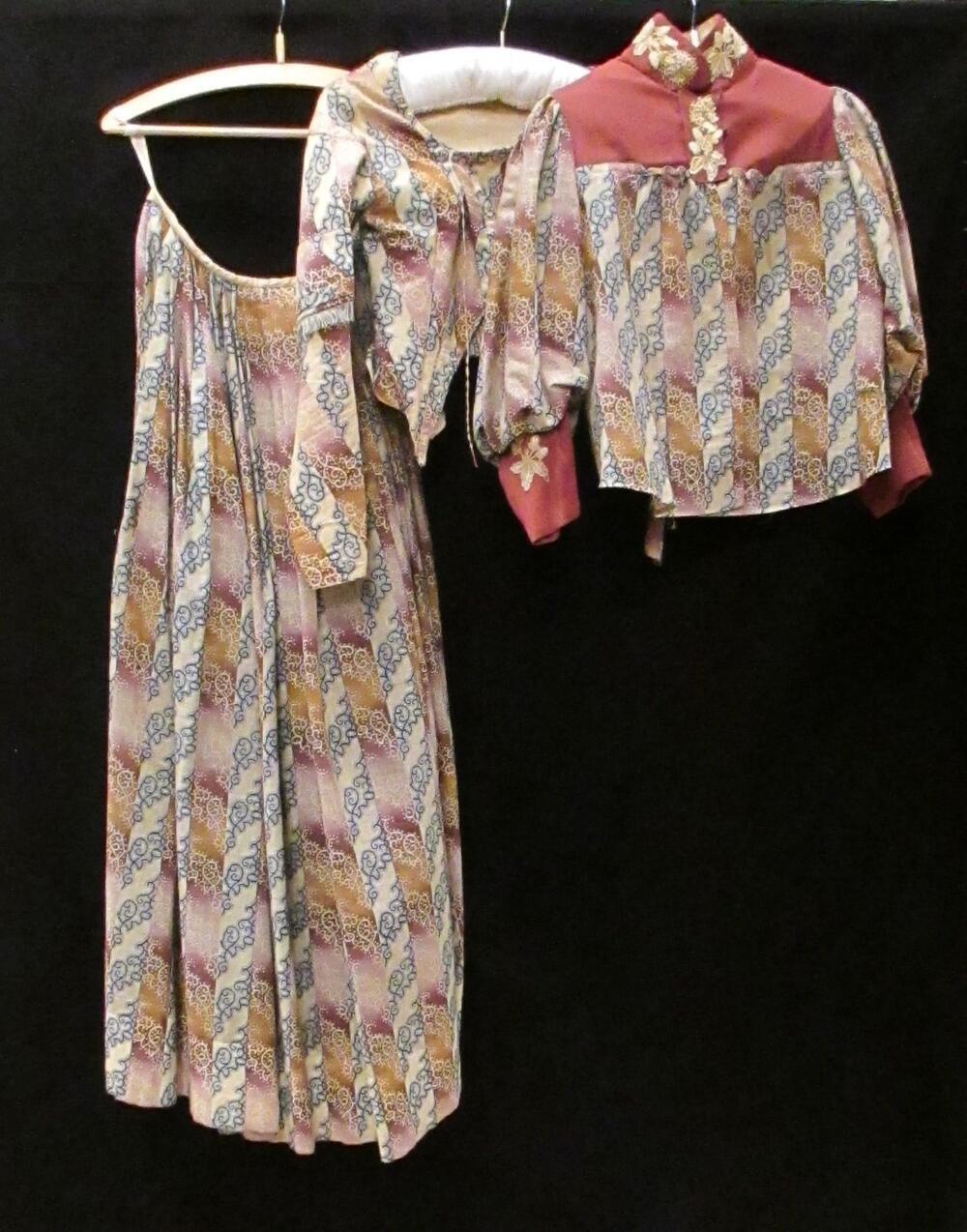Japon, bestaande uit lijfje en rok uit 1840-1845 en lijfje uit circa 1905, van wit/blauw/paars/geel…