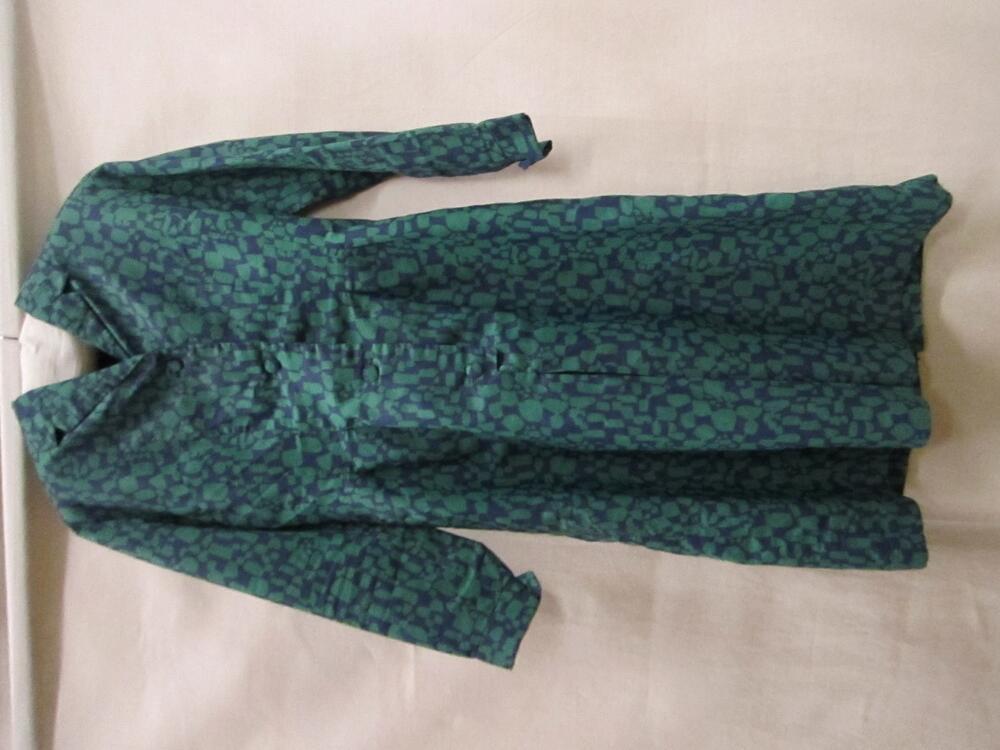 Jurk van polyesterweefsel, model robe-manteau, bedrukt met groen donkerblauw fantasiemotief