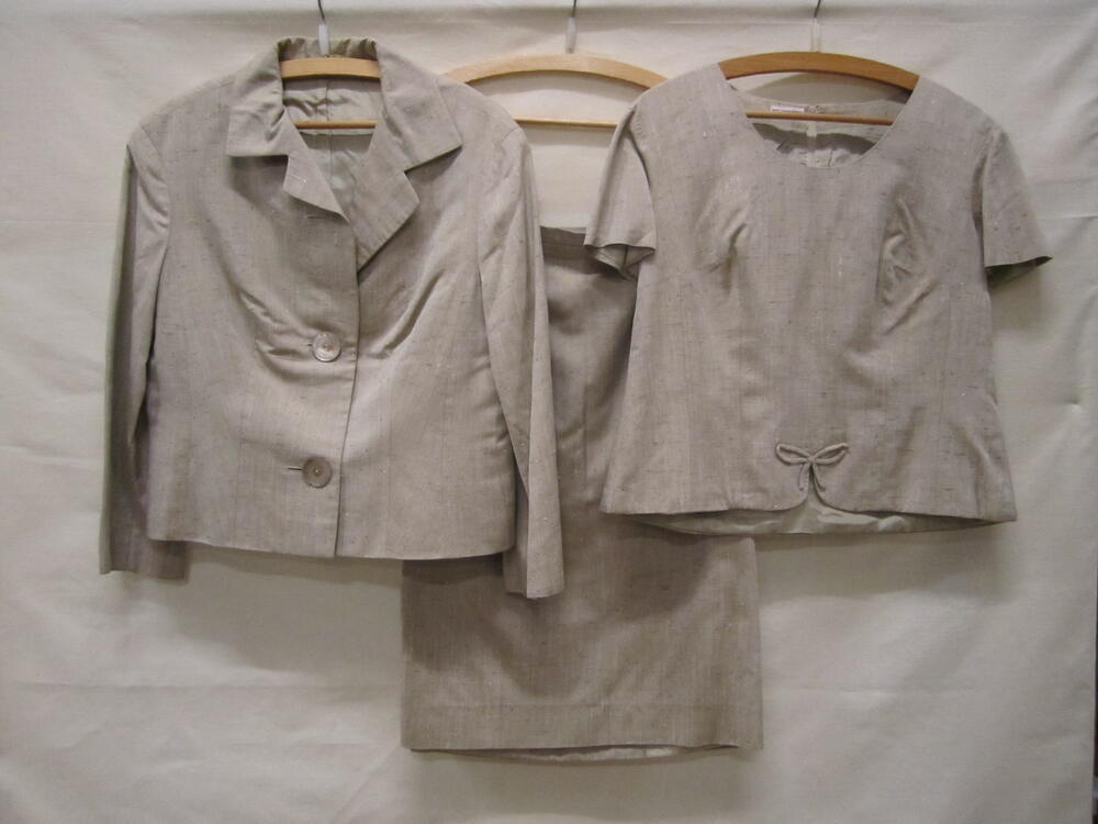 Ensemble van beige gemêleerde zijde, bestaande uit een top, rok en jasje