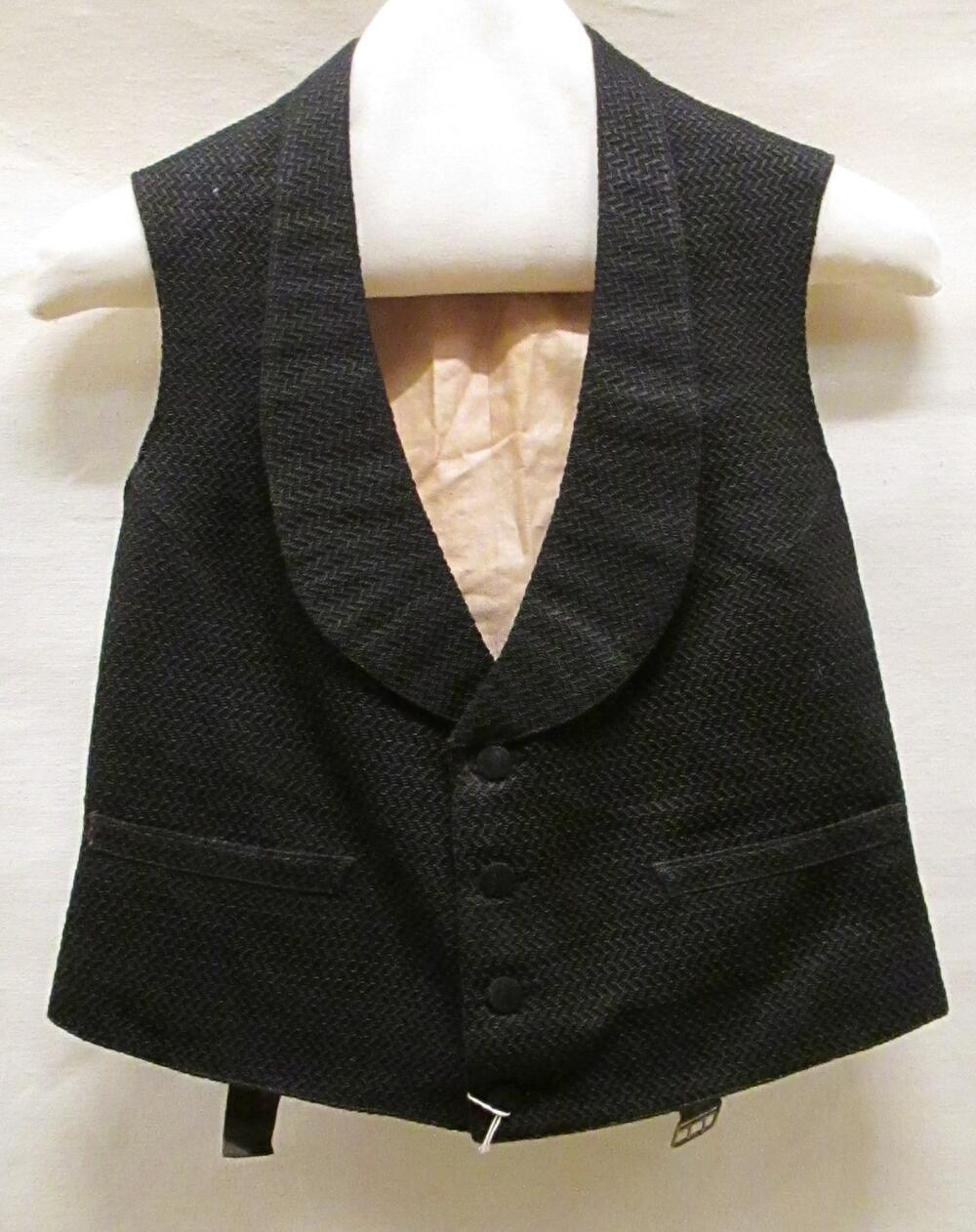Vest (man) van zwarte zijde met ingeweven geometrisch patroon, achterpand van zwart katoen en…