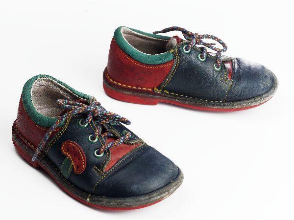 1 paar veterschoentjes (kind, 2 à 3 jaar) van blauw, rood en groen leer met applicatie van…