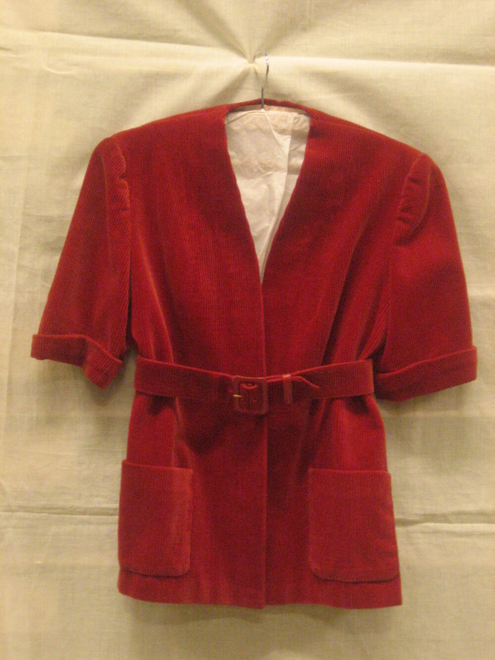 Zomerjasje van rood corduroy,  recht, wijd model met V-hals en korte mouw met omslag, met ceintuur…