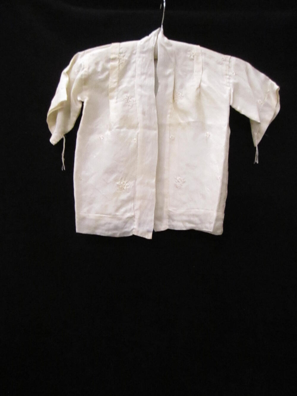 Kimono (baby) van witte pongézijde, met zijde borduursel van bloemen
