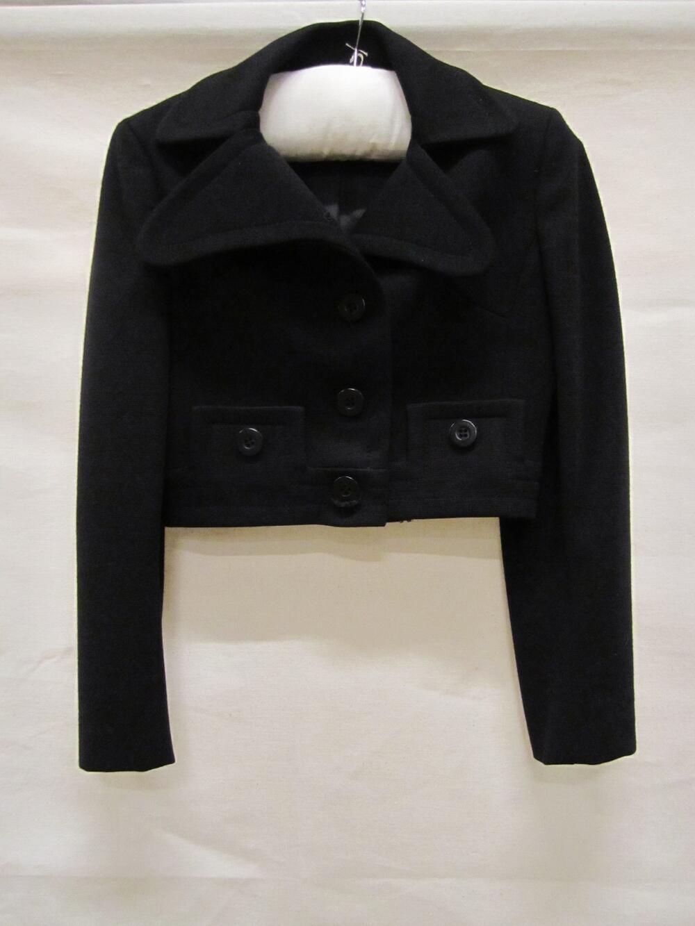 Jasje van zwart wollen tricot, kort model tot aan taille,  met brede, rond gesneden revers,…