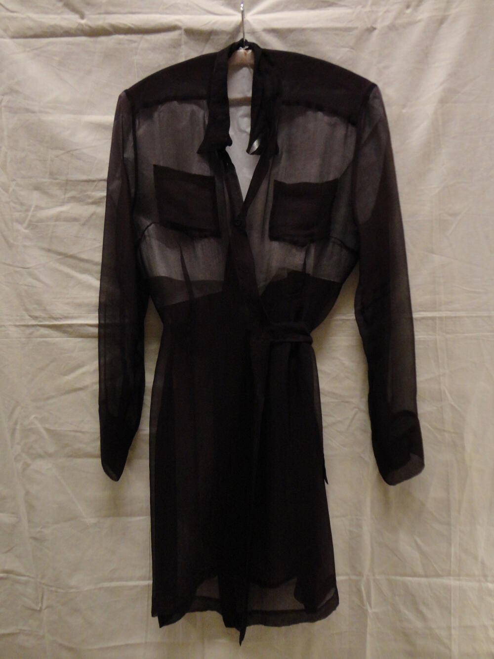 Blouse met wikkelceintuur, lang model, van zwarte zijden voile met crêpe- of krinkeleffect
