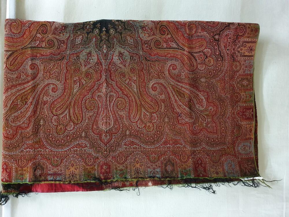 Shawl van wol in rood, geel, groen, blauw, donkerbruin en zwart