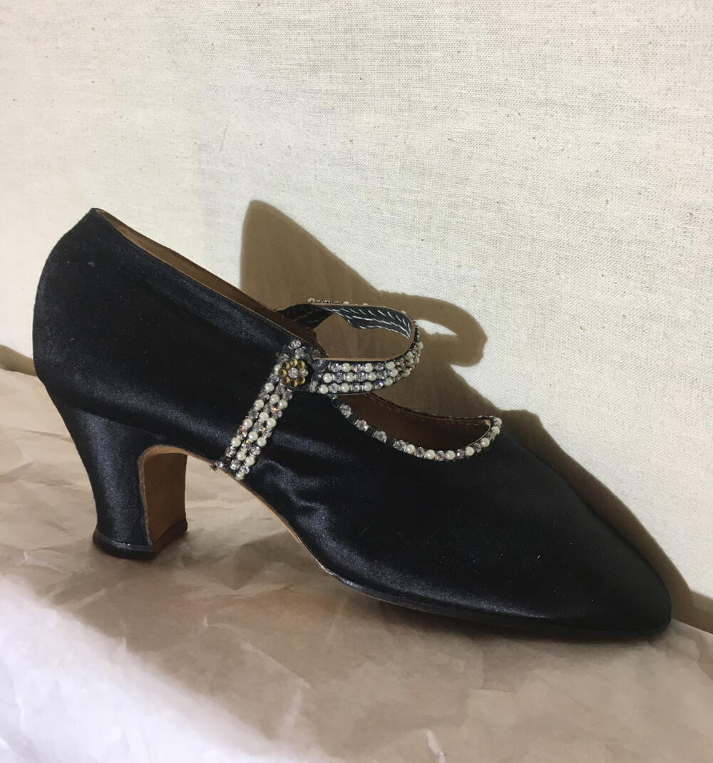 1 paar avondschoenen van zwart satijn. Wreefband versierd met imitatieparels en strass, doorlopend…