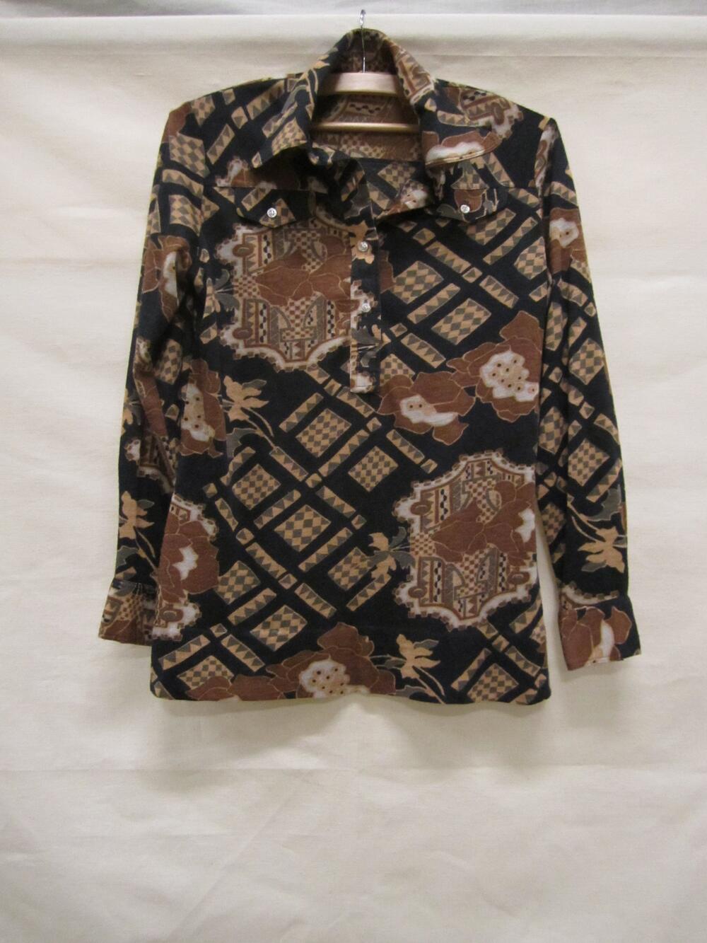 Poloblouse van tricot, zwart fond bedrukt met gestileerde bloemmotieven en abstracte motieven