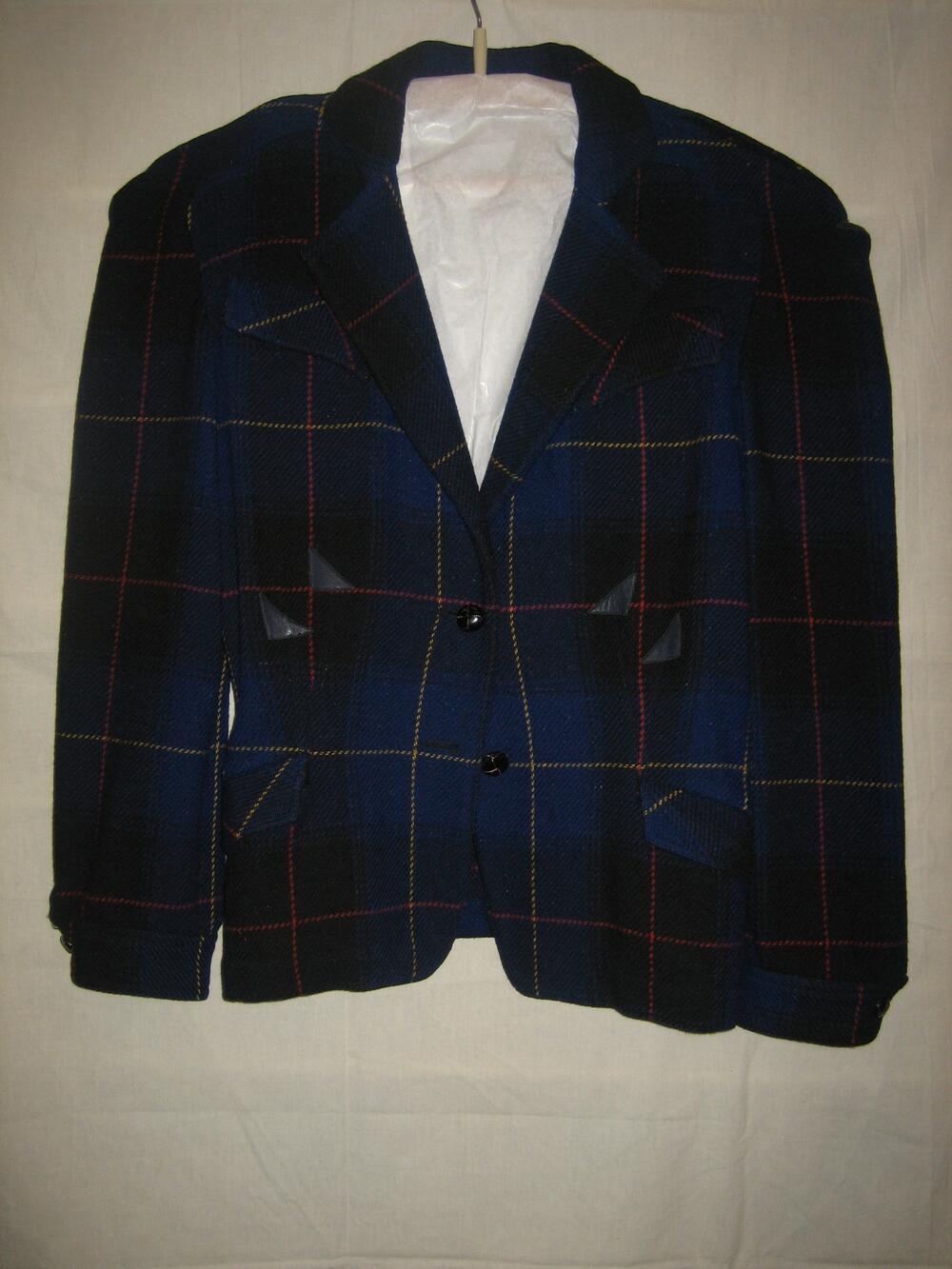 Jasje van wollen tweed in keperbinding met blauwe/zwarte ruiten en rode/gele lijnen