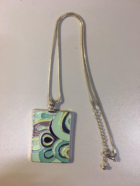 Halsketting, rechthoekige hanger van zilverkleurige metaal met geëmailleerd psychedelisch dessin in…