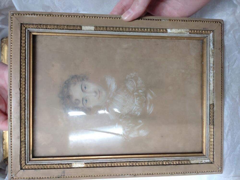 Pastel damesportretje in beige met gouden lijstje