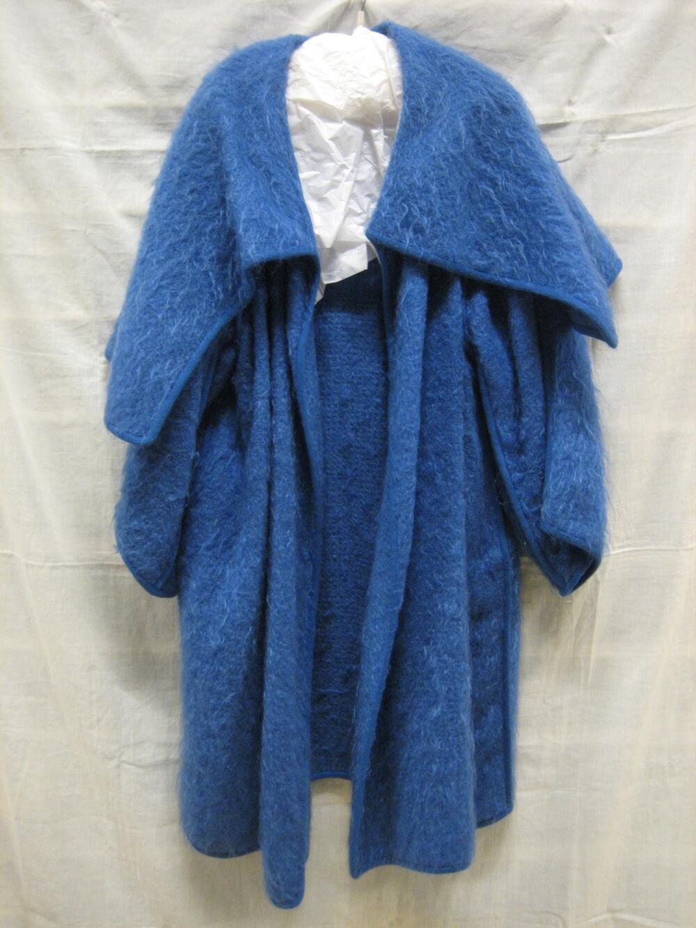 Mantel van korenblauw mohair, afgezet met idemkleurige band