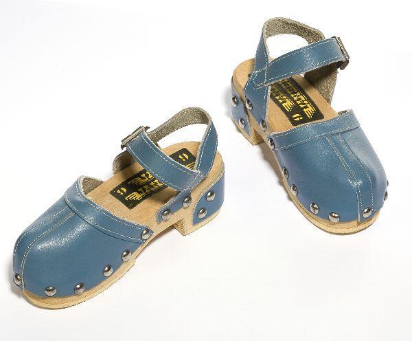 Een paar klompschoenen voor een kind, met wreefband, van blauw leer en aangesneden blokhak